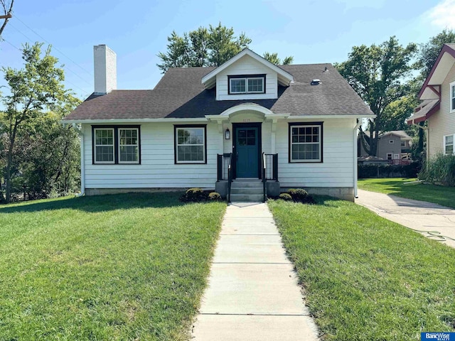 bungalow featuring a front lawn