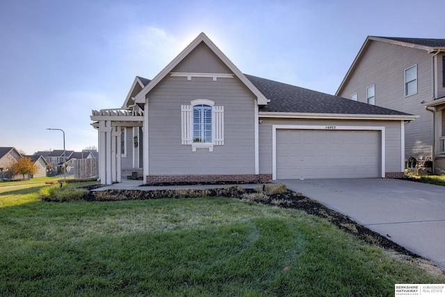 view of front facade featuring a garage and a front yard