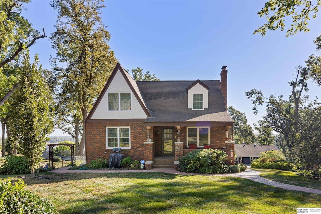 view of front of property featuring a front yard