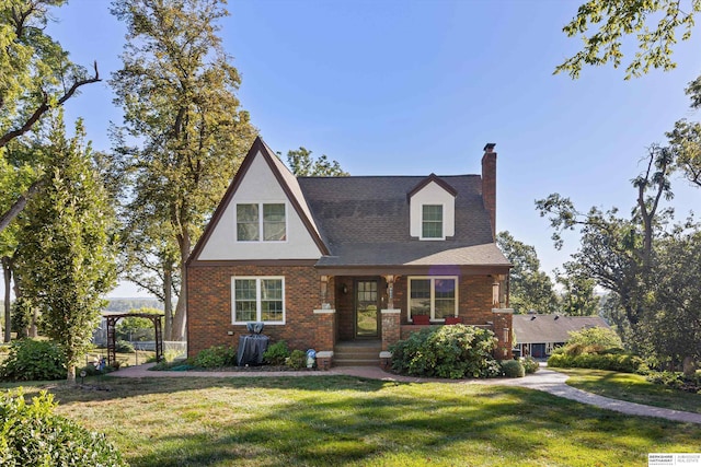 view of front of property featuring a front yard