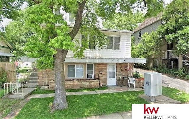 view of front of house featuring a front yard