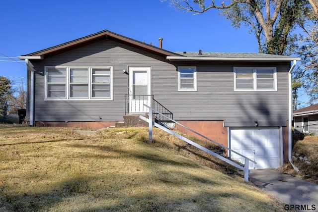 view of front of property featuring a front lawn and a garage