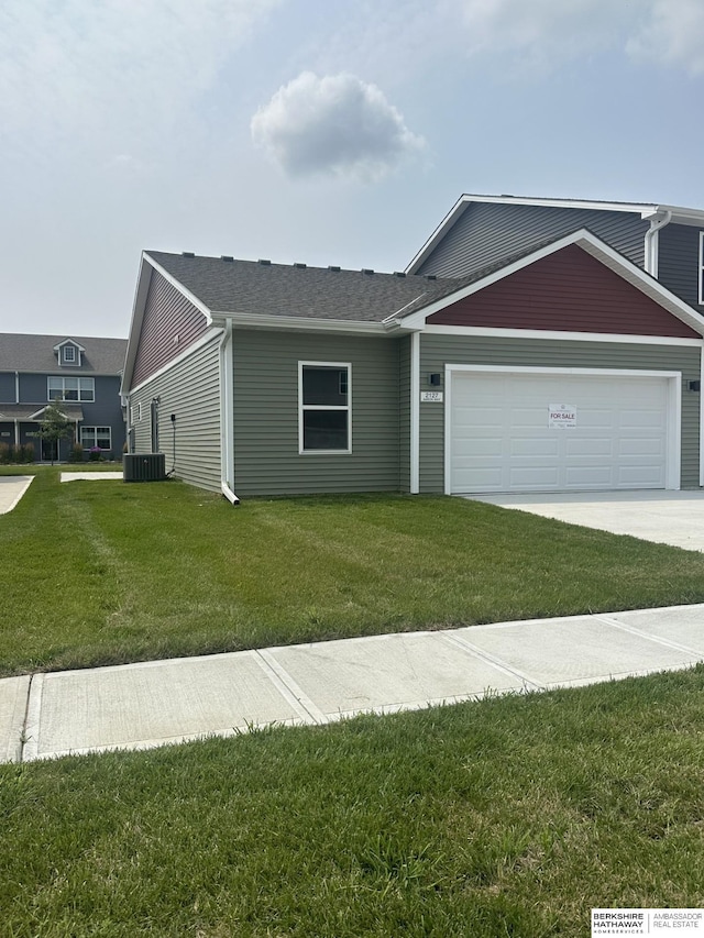 view of front of house featuring a front lawn and a garage