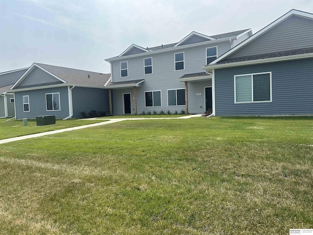 view of front of property featuring a front lawn