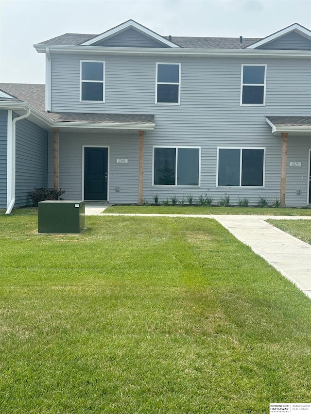 view of front facade featuring a front lawn