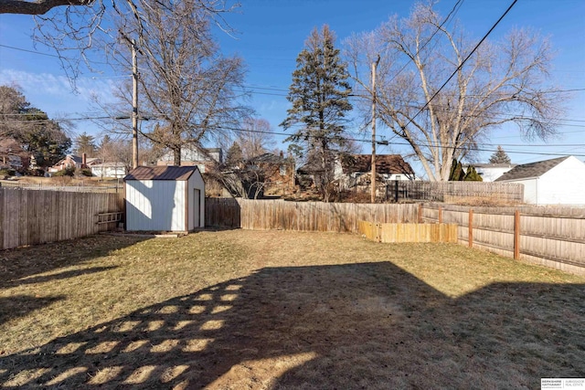 view of yard featuring a storage unit