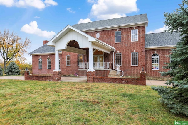 view of front facade with covered porch and a front lawn