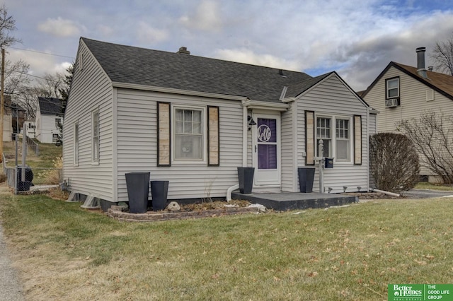 view of front facade featuring a front yard