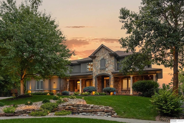 view of front of home featuring a lawn