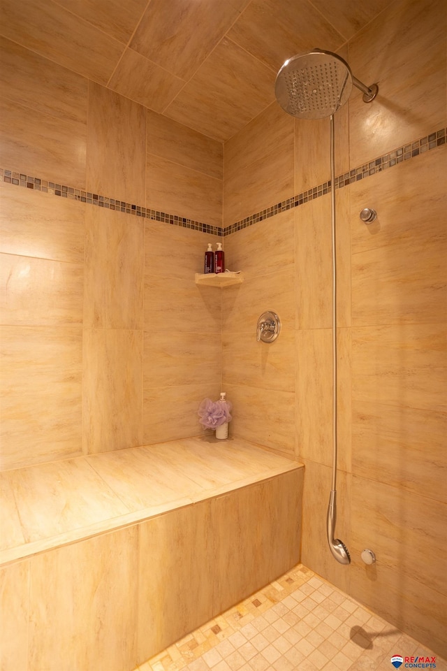 bathroom featuring a tile shower