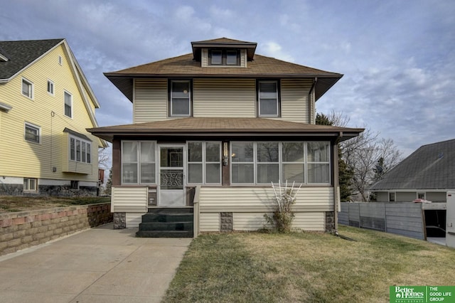 view of front of home featuring a front lawn