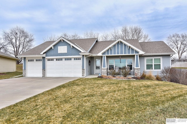 craftsman-style home featuring covered porch, a garage, and a front yard