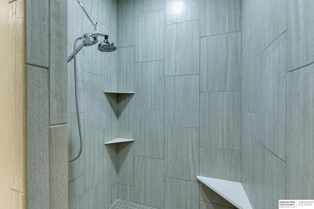 bathroom featuring a tile shower