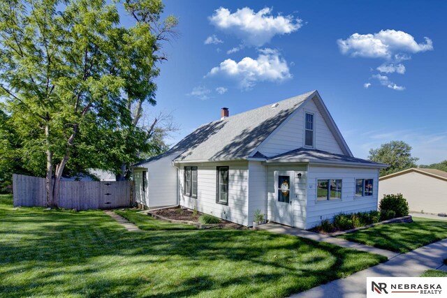 view of front of house featuring a front yard