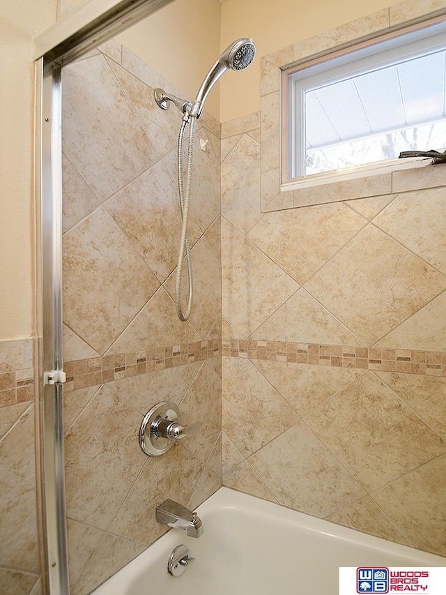 bathroom with tiled shower / bath combo