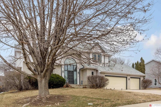 view of front of home featuring a front yard