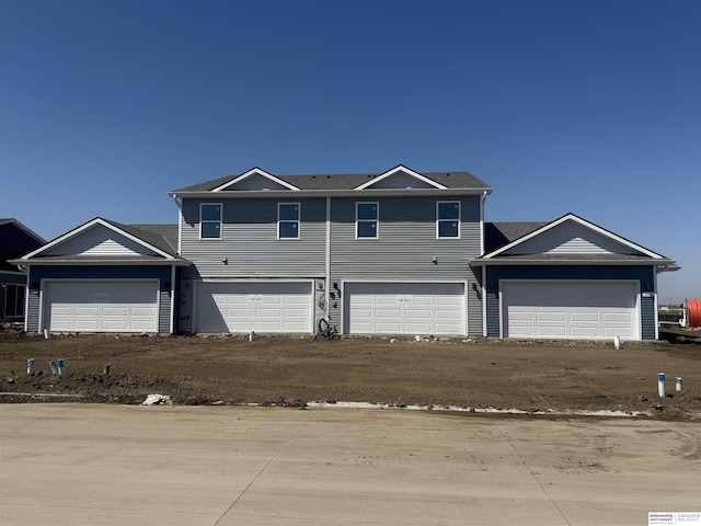 view of front of property featuring dirt driveway