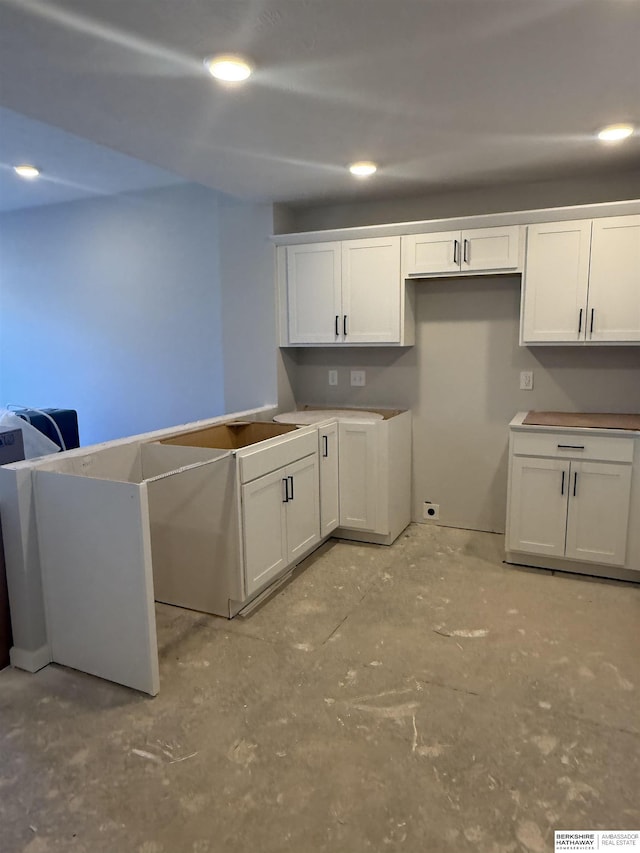 washroom with recessed lighting