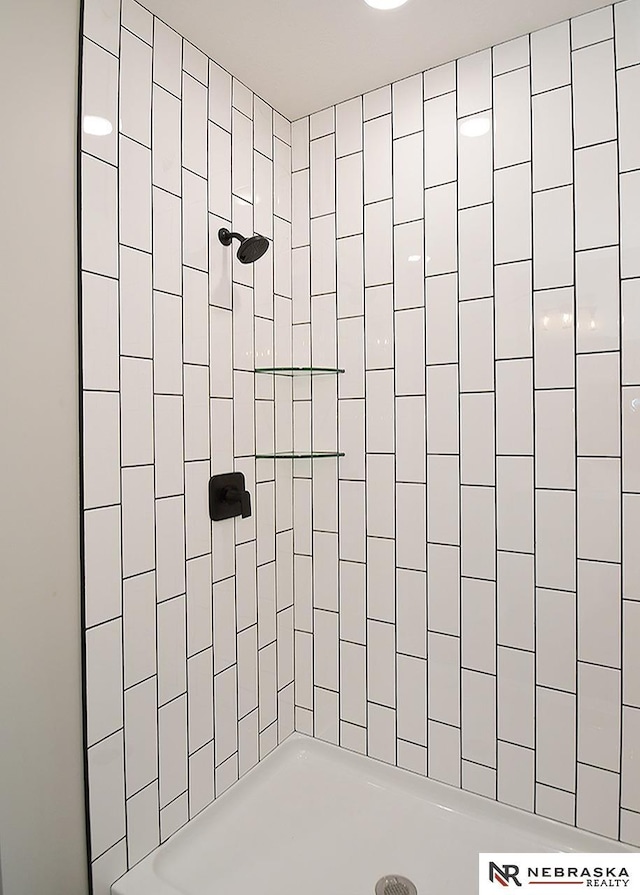 bathroom featuring tiled shower