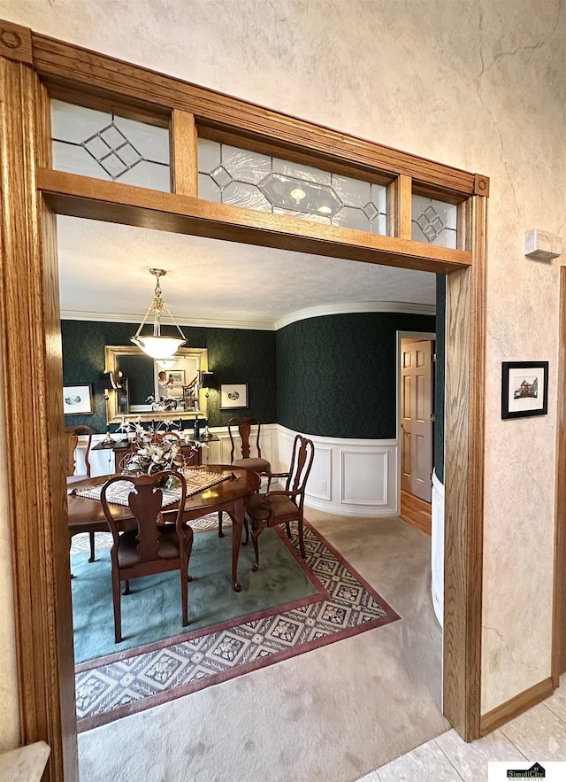 dining area with ornamental molding