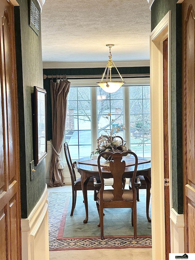 dining room with crown molding