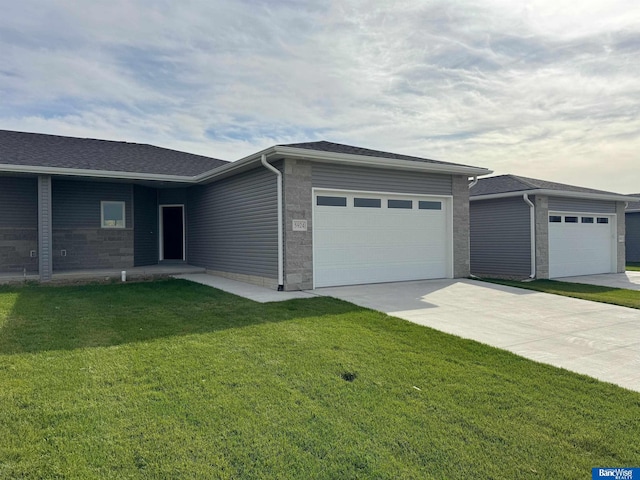 view of front facade featuring a front lawn and a garage