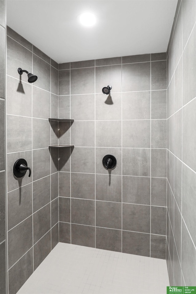 bathroom featuring tiled shower