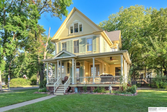 view of front of home with a front lawn and covered porch