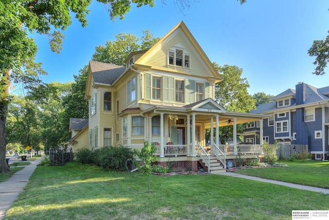 view of front of home featuring covered porch and a front lawn