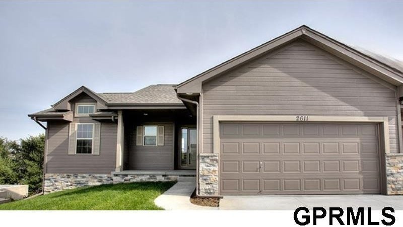 view of front facade featuring a garage