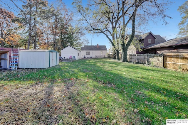 view of yard featuring a shed