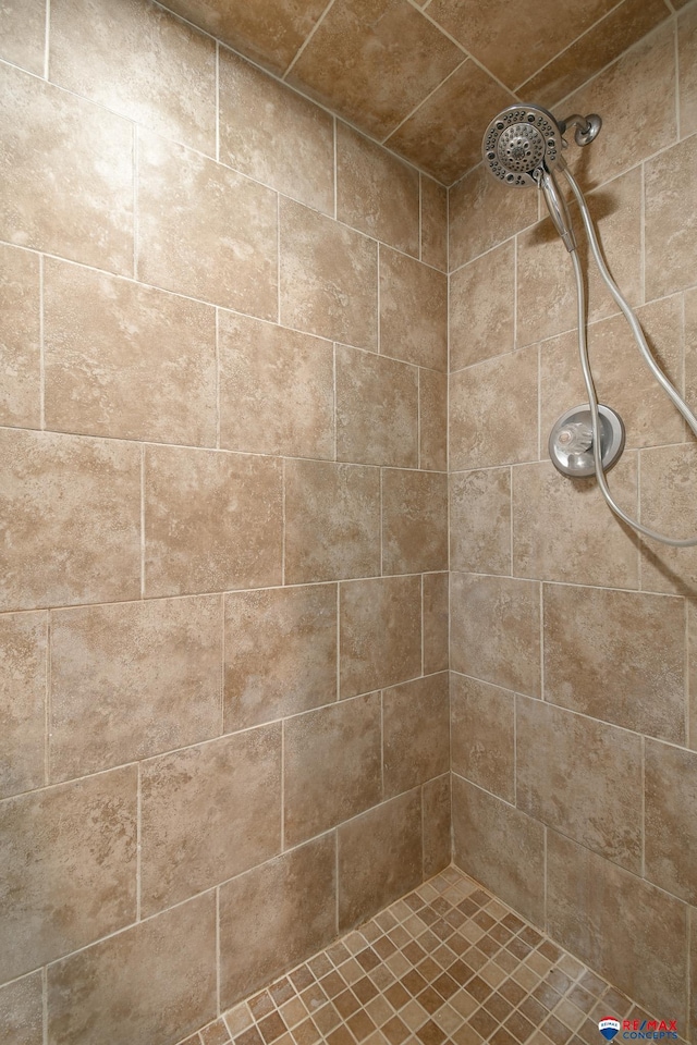 bathroom featuring tiled shower