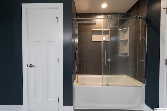 bathroom with enclosed tub / shower combo