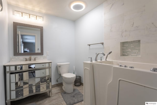 bathroom with a tub to relax in, toilet, sink, and tasteful backsplash