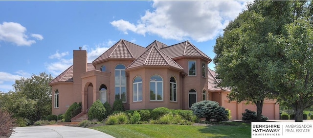 view of front of home featuring a front yard