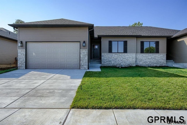 view of front of home featuring a front yard and a garage