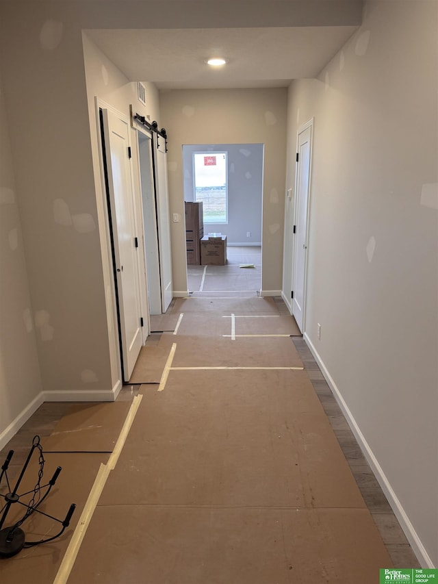 hallway featuring a barn door