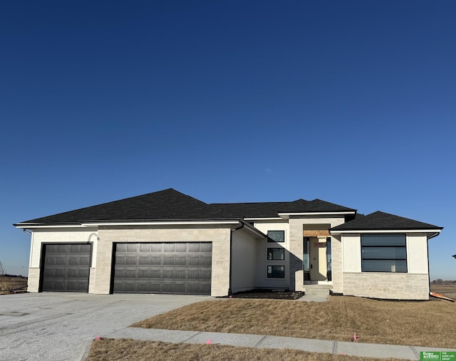 view of front facade featuring a garage