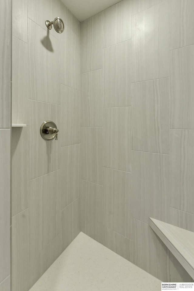 bathroom featuring tiled shower