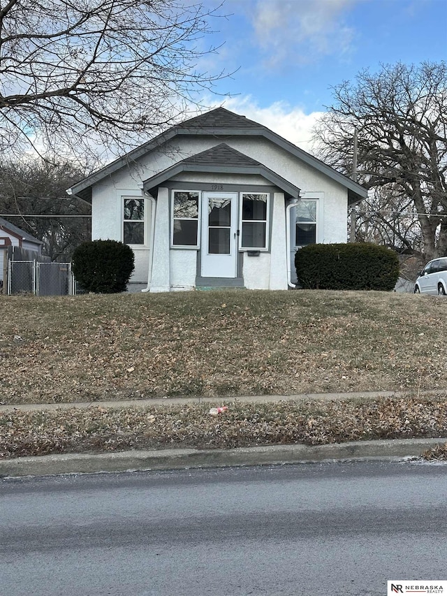 view of front facade with a front lawn