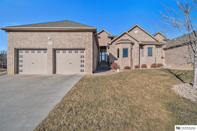 view of front facade featuring a front yard and a garage