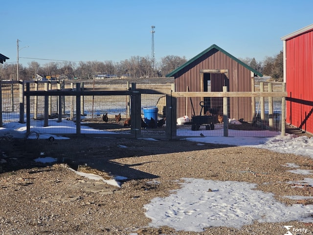 view of yard featuring an outdoor structure