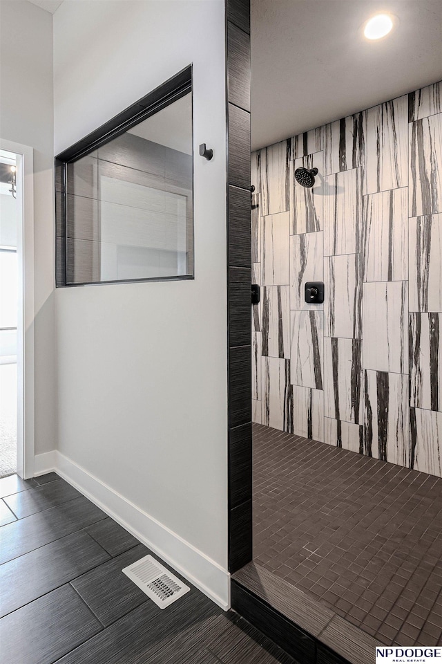 bathroom featuring a tile shower