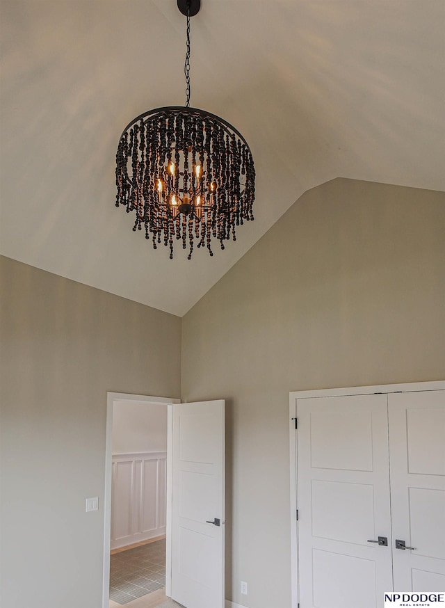 room details featuring an inviting chandelier