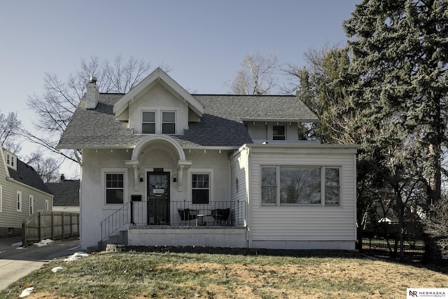 view of front of house with a front lawn