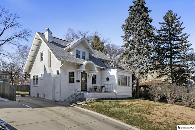 view of front of home featuring a front lawn