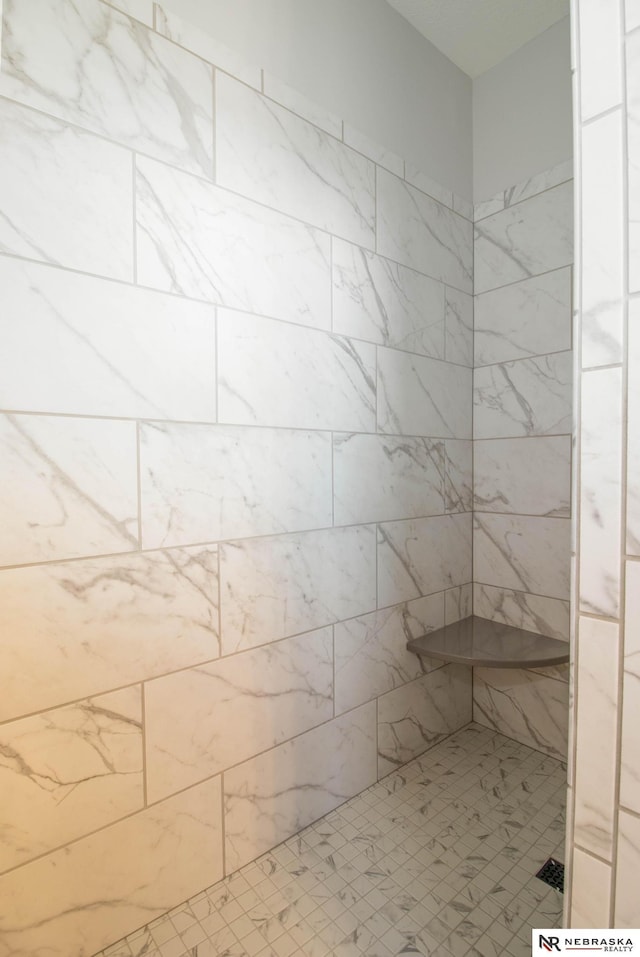 bathroom featuring a tile shower