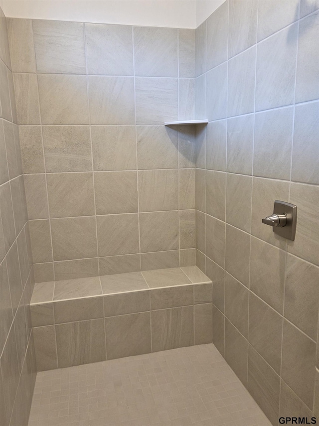 full bathroom featuring tiled shower