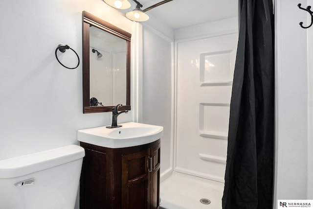 bathroom featuring a shower with curtain, vanity, and toilet