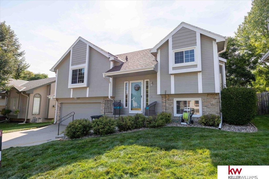 view of front facade with a garage and a front yard